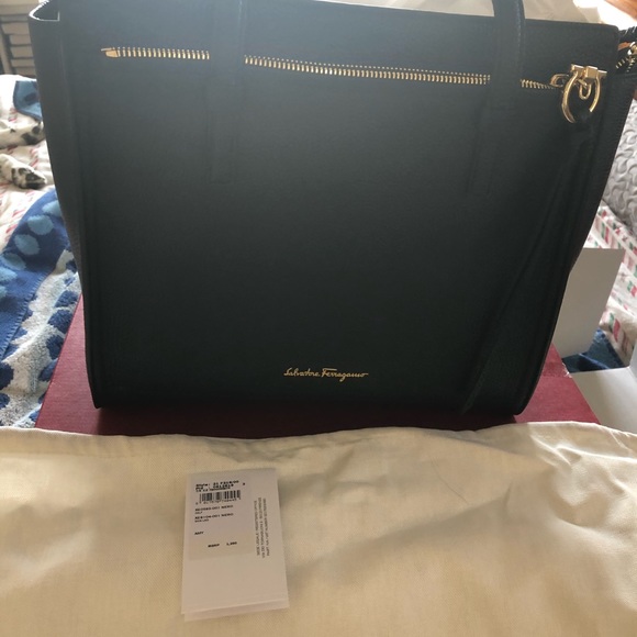 ๐๐ NWT๐HP๐Salvatore Ferragamo Amy Medium!! ๐ - Picture 4 of 8